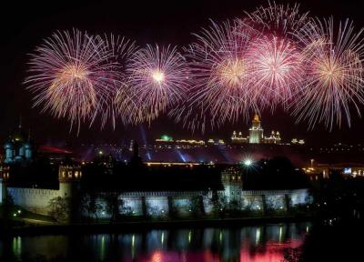 جشن روز پیروزی روسیه همراه با آتش بازی