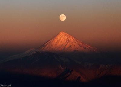 ماه در آغوش دماوند؛ نمایی خیره کننده از طلوع ماه کامل بر فراز قله دماوند