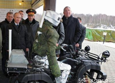 ربات روسی، سوار بر موتور چهار چرخ و قادر به شکلیک با اسلحه