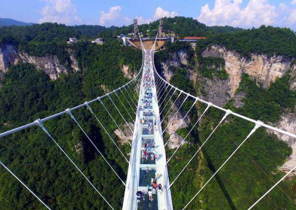 مقاله: پل شیشه ای ژانگجیاجی چین: طولانی ترین و مرتفع ترین پل شیشه ای جهان